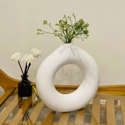 Glazed Ceramic Donut Vase – Stylish White Decorative Flower Holder for Living Room